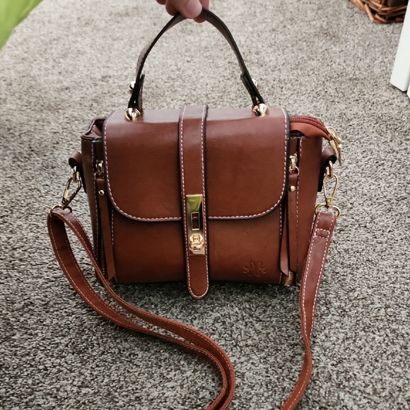 Chic Tan Leather Crossbody Bag - Picture 1 of 12
